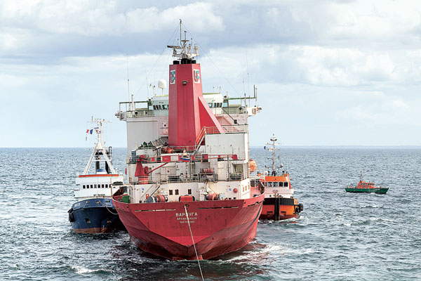 En juillet dernier, le pétrolier Varzuga est pris en charge par l’Abeille Liberté et la snsm, suite à la rupture de sa remorque au large de Cherbourg. Parti de Mourmansk, il était en route pour rejoindre un chantier en Turquie. Après des négociations avec l’armateur russe, Varzuga sera finalement déconstruit à Brest.