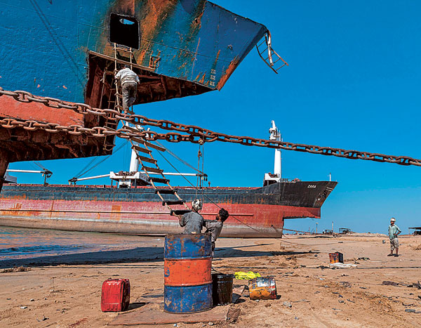 sur la plage de Gadani, au Pakistan, les navires sont démolis avec des moyens très rudimentaires.