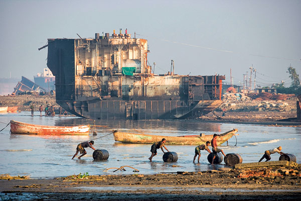 À Chattogram, au Bangladesh, les ouvriers travaillent sur les navires en fin de vie avec peu de protection.