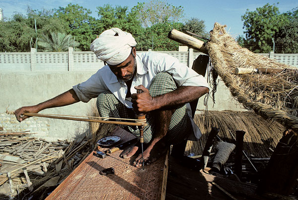 La vrille à main, cera lakar, est le seul outil de perçage utilisé.