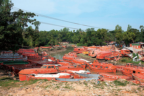 La démolition des navires permet aussi de recycler une partie de leurs matériaux et équipements, à l’instar de ces canots de sauvetage, stockés près d’un chantier de Chattogram.