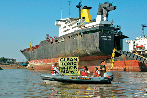 Greenpeace dénonce la présence de substances polluantes à bord de ces cargos échoués.