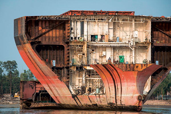 Ce cargo en cours de démantèlement, à Chattogram, a été investi par les travailleurs bangladais