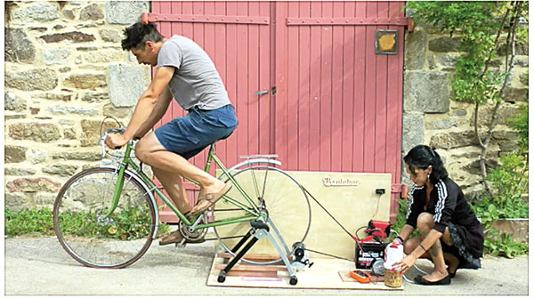 Après avoir embarqué sur Skeaf, des membres de l’Union locale d’animation en milieu rural du Goyen (29) ont conçu un « vélo-générateur » pour produire une sorte de muesli destiné aux marins…