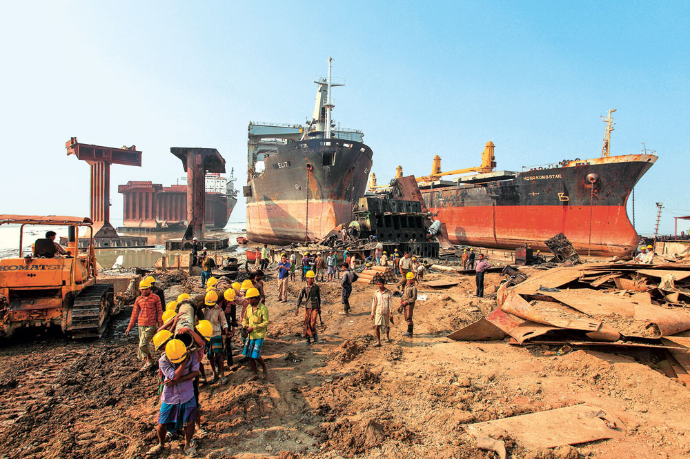 L’un des nombreux chantiers de déconstruction de navires à Chattogram, au Bangladesh.
