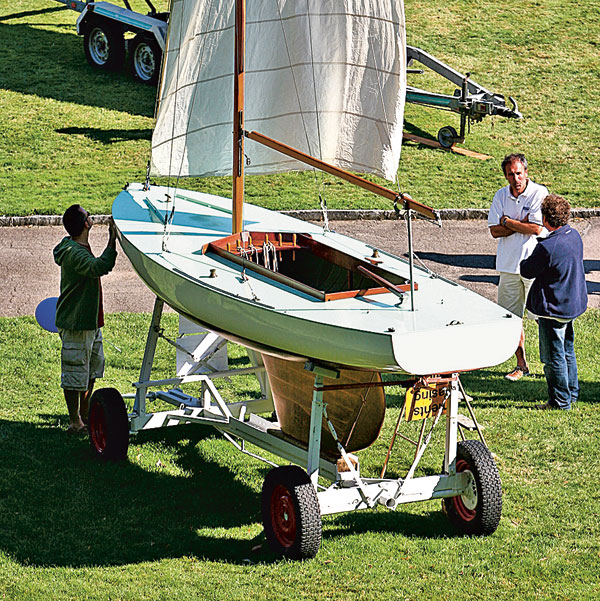 Un Moucheron, exposé à Nyon devant le musée du Léman en 2007. 