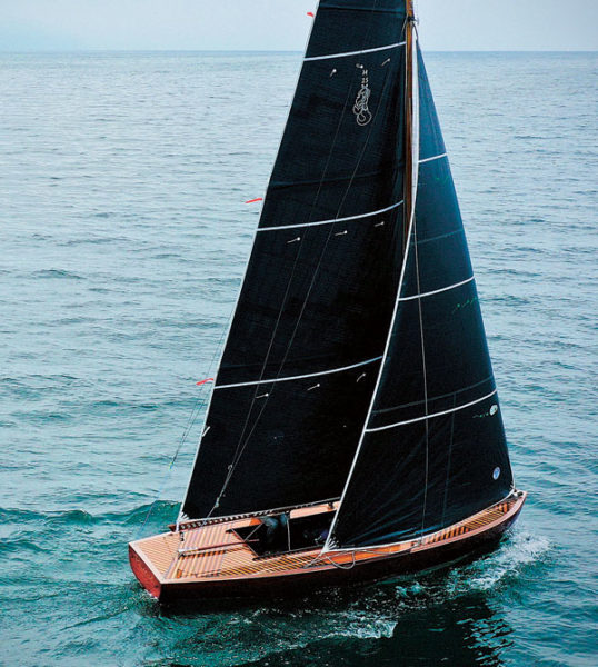 Le plan de voilure est proche de l’original, mais avec des voiles en 3DI et une corne pour la grand-voile. 