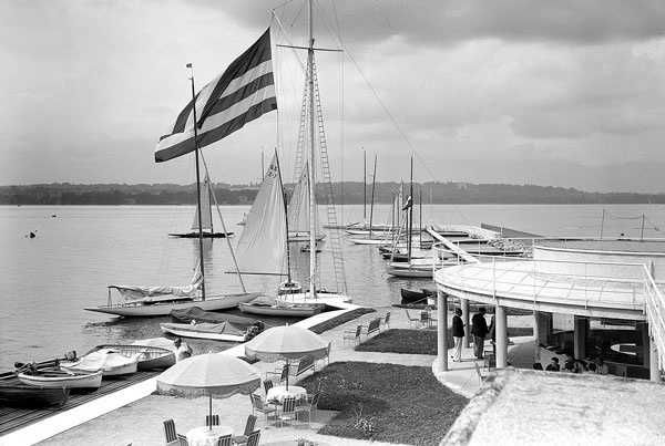 En 1933, la Société nautique de Genève (sng) s’installe au Port-Noir, près des grands parcs de la ville. 