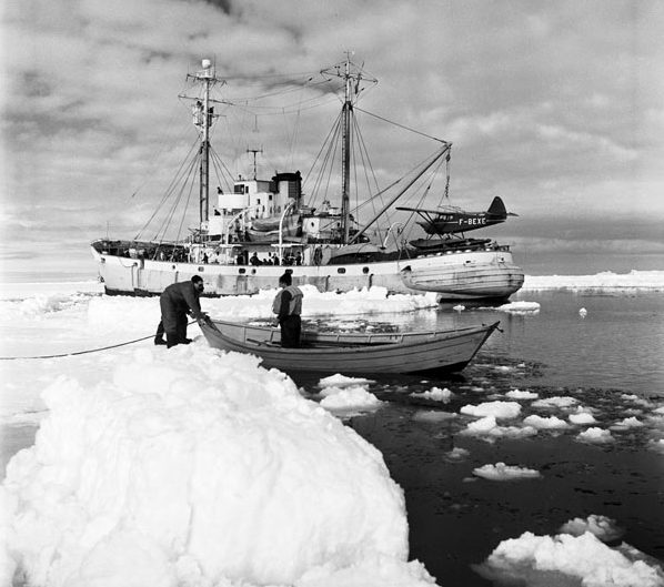 Le Commandant Charcot en Terre Adélie lors du second voyage réussi, en 1950.