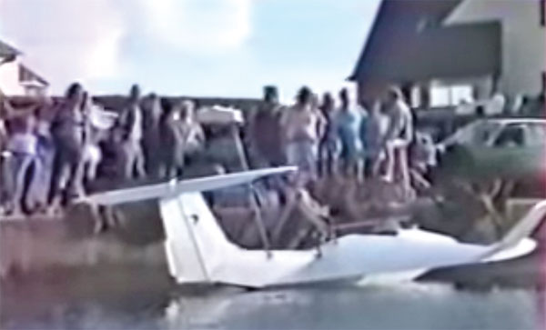 Photogrammes extraits d’un film montrant les essais du Navion en rade de Brest le 23 septembre 1995.