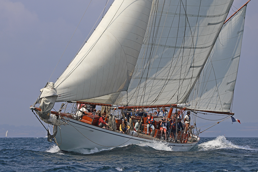 Bretagne. Un yacht et sa capitaine