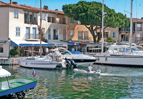 Bâtie sur des terrains achetés en 1964 par l’architecte François Spoerry, la marina de Port-Grimaud, dans le Var, proposait une maison et un anneau pour amarrer son bateau au bout du jardin.