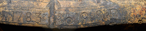 Détail de la plate-bande de culasse d’un canon relevé sur l’épave de la frégate L’Hermione, sur le plateau du Four.