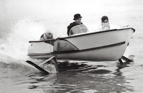 Un matin de janvier 1960, un Sea Wings navigue sur la Tamise devant Westminster, barré par un certain J. M. Miller.