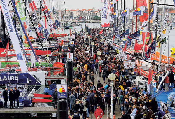 La foule du public sur les pontons des Sables-d’Olonne.