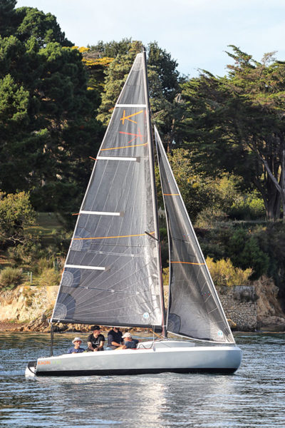Sur le Kaori, point de petite corne « à la mode » sur la grand-voile… malcommode au moment d’amener, et qui fait monter le centre de voilure : avec un ratio de 40 mètres carrés de voilure par tonne de déplacement, le Kaori est déjà bien toilé.