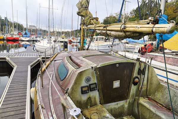 Pour peu que les loyers soient acquittés, on ne peut exiger qu’un navire soit utilisé… ce n’est que si le bateau « ventouse » se transforme en épave que les autorités peuvent intervenir pour libérer la place. 