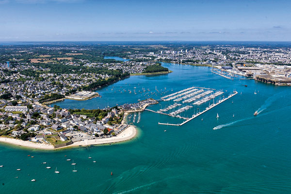 Kernével (premier plan) et Lorient La Base (à droite), deux des six ports gérés par la Sellor.