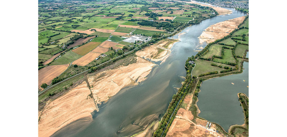 Vue du cours de la Loire en période d’étiage en aval de Montjean-sur-Loire, avant la suppression des épis qui contraignent le lit du fleuve.