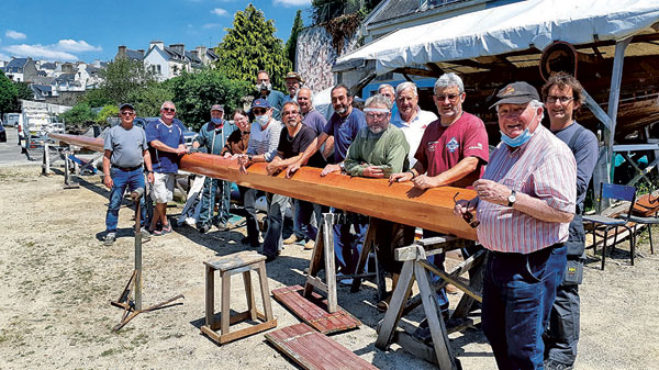 En mai 2020, une équipe de bénévoles de l’association se mobilise pour les finitions et le gréement du nouveau grand mât de Skellig, fabriqué par Samuel Zambaldi. 