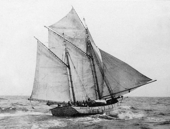 En 1934, le mauritanien Mont Blanc, lancé l’année précédente aux Sables-d’Olonne, photographié par Henri Fiacre, le patron du Bijou Bihen