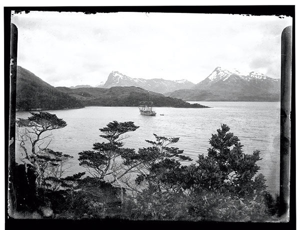 la Belgica se réfugie derrière l’île Navarin, au mouillage de Puerto Toro. 