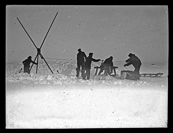 La sonde permettant les mesures de température en profondeur est manœuvrée depuis la banquise, par un trou ménagé dans la glace.