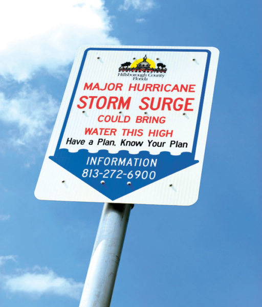 Près de Tampa, en Floride, un panneau informe sur les risques de montée des eaux