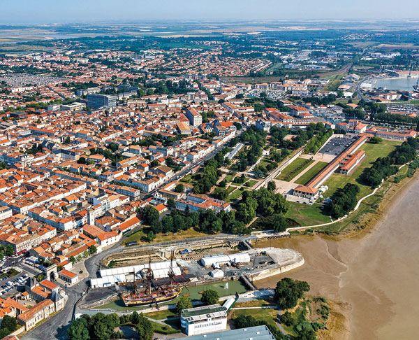 La ville de Rochefort en Charente-Maritime a une forte identité maritime liée à sa vocation d’arsenal de la marine voulue par Colbert.