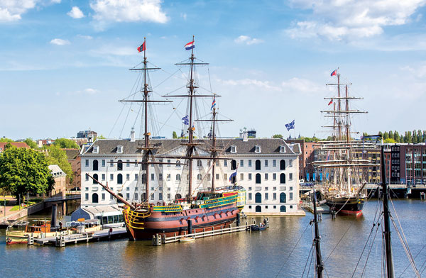 À Amsterdam, le Scheepvaartmuseum (musée maritime) est aménagé dans un bâtiment de l’amirauté datant de 1656.