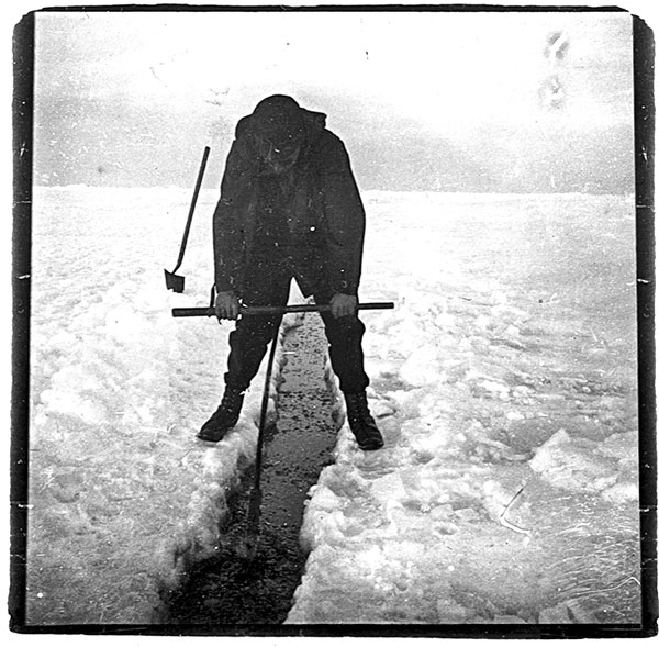Tout l’équipage, officiers, scientifiques et matelots, se relaie pour scier la glace. 