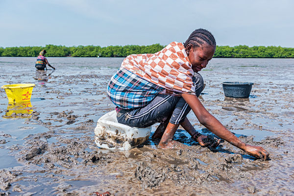 Saly, vingt ans, vit de la pêche comme sa mère et sa grand-mère avant elle.