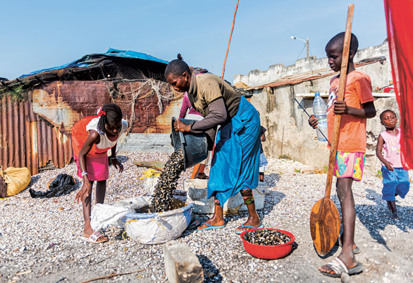 Les pêcheuses se chargent aussi de la préparation des coquillages