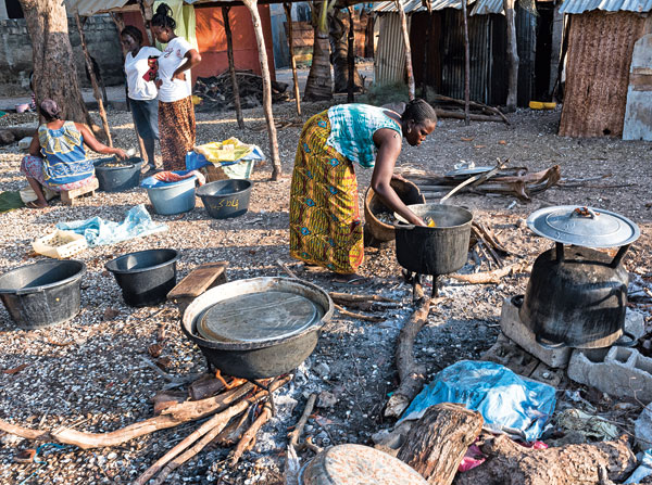 Les pêcheuses se chargent aussi de la préparation des coquillages