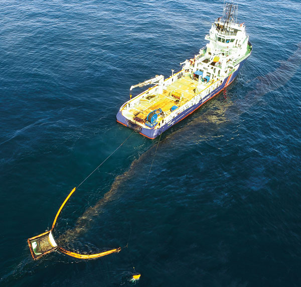 L’Argonaute filmé à l’aide de son propre drone, lors d’une opération de chalutage latéral. Cette méthode a l’avantage de pouvoir longer la zone polluée sans la traverser.