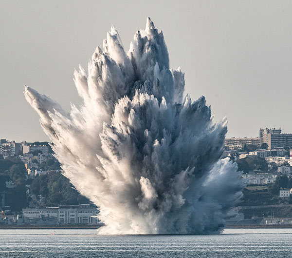 Destruction d’une bombe de la Seconde Guerre mondiale devant Brest.