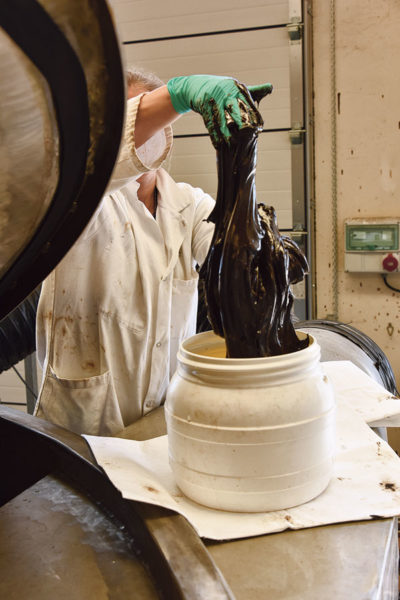 Des échantillons des déchets sont analysés au laboratoire du Centre de documentation de recherche et d’expérimentation sur les pollutions accidentelles des eaux (cedre).