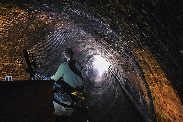 Un narrowboat passe dans un tunnel étroit