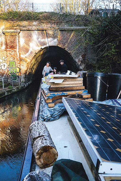 Un narrowboat sortant d'un tunnel