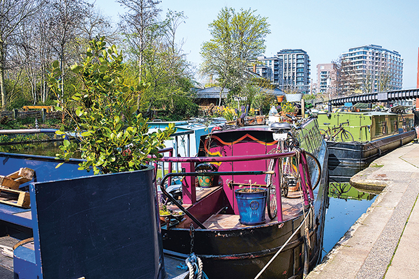 Narrowboats à quai à Londres