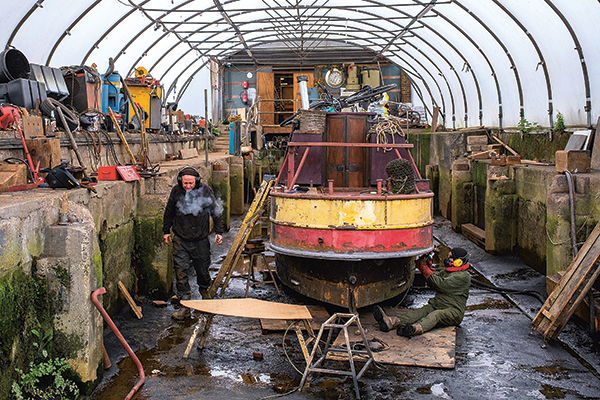 Narrowboat en cale sèche dans un chantier.