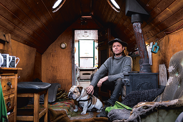 Michal Gorski à bord de sa péniche avec son chien