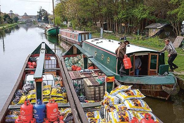 Double narrowboat livrant des marchandises