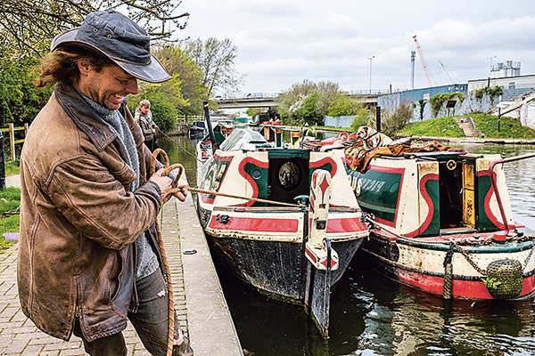 Les deux barges solidaires sont amarrées à Greenford