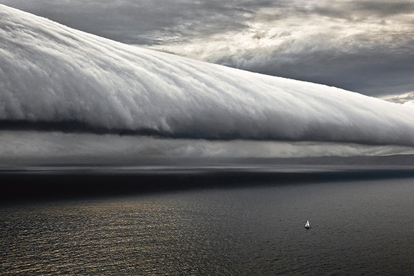 Nuage en forme de rouleau au dessus de la mer.