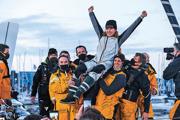 Clarisse Cremer célèbre son arrivée à l'édition du Vendée Globe 2021