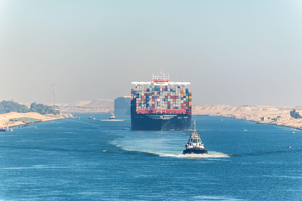Passer Suez, à travers un canal et son histoire
