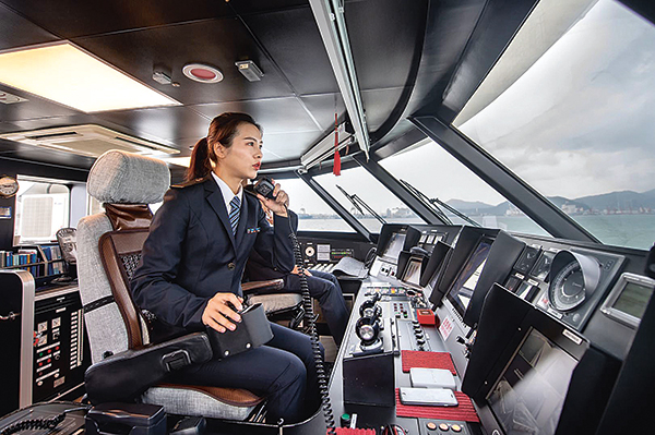 Femme seconde officier à bord d'un navire de commerce chinois.