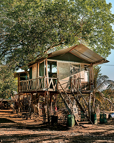 L’équipe de Ceiba vit sur le site du chantier dans des cabanes sur pilotis construites avec des chutes de bois de la goélette, une tôle ondulée suffisant à la couverture.