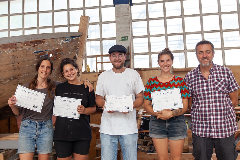 Quatre nouveaux diplômés en charpenterie de marine